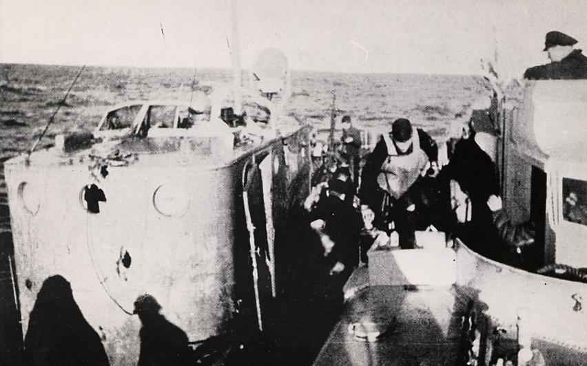 S47 neben einem russischem Boot